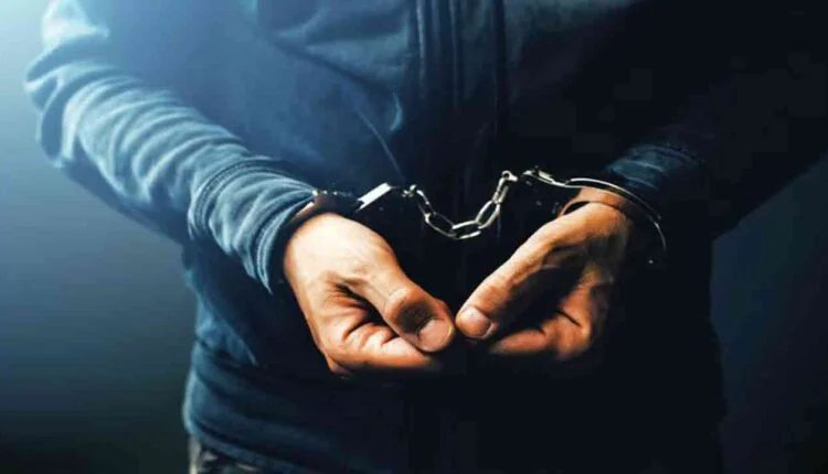 Arrested for cheating people by buying online”28 mobile phones, Rs 4 lakh cash seized”